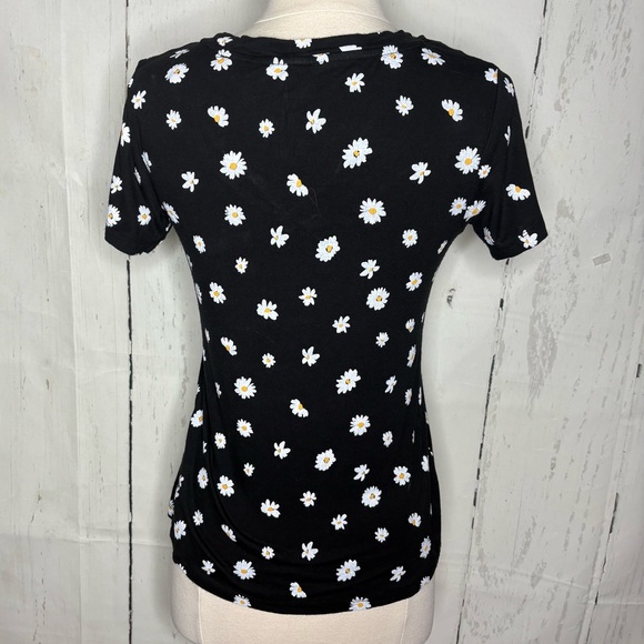 No Boundaries Black Daisy Print Women's Tee - Picture 2 of 6